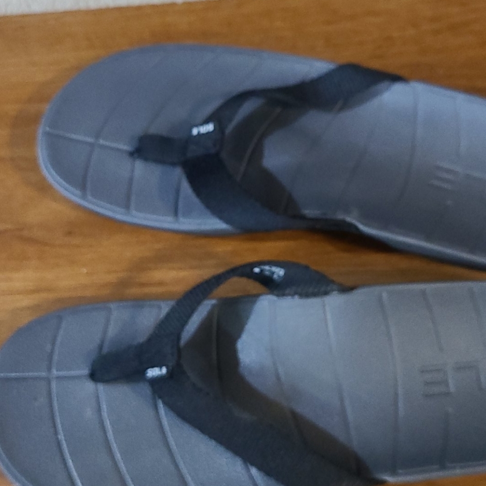 SOLE black flip flops